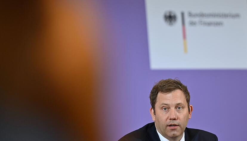 Lars Klingbeil (SPD), Bundesminister der Finanzen und Vizekanzler muss überlegen, wie und ob alle Wahlversprechen zu finanzieren sind.