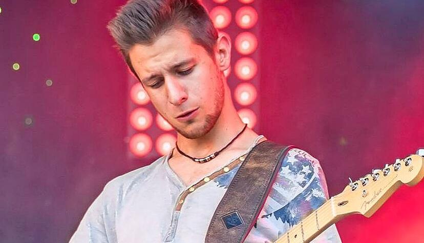 Er wollte schon immer Gitarre spielen und macht das heute als Profi mit viel Leidenschaft: der 24-jährige Michael Breitschopf aus Niedernhall.
Foto: Archiv/privat Er wollte schon immer Gitarre spielen und macht das heute als Profi mit viel Leidenschaft: der 24-jährige Michael Breitschopf aus Niedernhall.
Foto: Archiv/privat