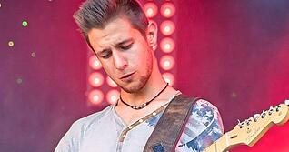 Er wollte schon immer Gitarre spielen und macht das heute als Profi mit viel Leidenschaft: der 24-jährige Michael Breitschopf aus Niedernhall.
Foto: Archiv/privat