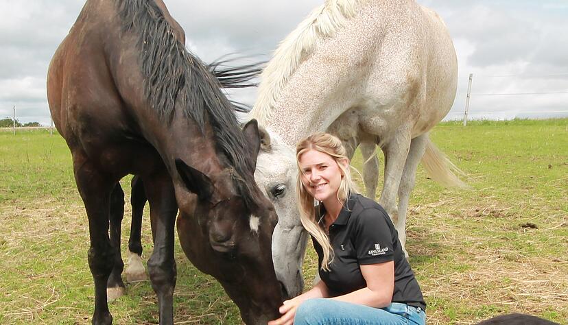 Sina Wasner fühlt sich mit ihren Pferden Gipsy und Belcanto wohl auf dem Dreilindenhof oberhalb von Widdern. Sina Wasner fühlt sich mit ihren Pferden Gipsy und Belcanto wohl auf dem Dreilindenhof oberhalb von Widdern.