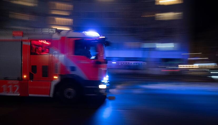 Feuerwehrauto an Silvester in Berlin unterwegs