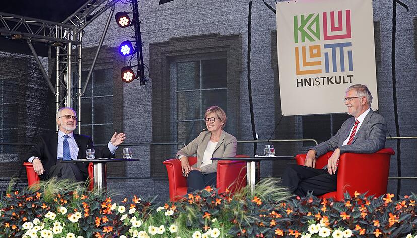 Ex-Ordnungsbürgermeister Artur Kübler (links) und die damalige Stimme-Redakteurin Suse Bucher-Pinell mit Moderator Christhard Schrenk.
Foto: Ralf Seidel Ex-Ordnungsbürgermeister Artur Kübler (links) und die damalige Stimme-Redakteurin Suse Bucher-Pinell mit Moderator Christhard Schrenk.
Foto: Ralf Seidel