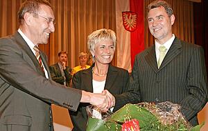 2005 freut sich Piepenburg (rechts) mit Gattin Anke über die Wahl. Klaus Czernuska gratuliert.