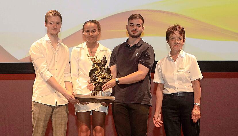 Gruppenbild mit Damen: Max Hanselmann, Laura Raquel Müller und Sören Nicklas freuten sich gemeinsam mit Sportkreispräsidentin Barbara Eckle (von links nach rechts) über ihre Auszeichnung als Mannschaft, Sportlerin und Sportler des Jahres.