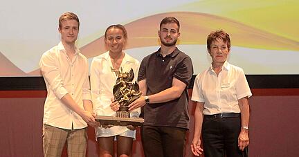 Gruppenbild mit Damen: Max Hanselmann, Laura Raquel Müller und Sören Nicklas freuten sich gemeinsam mit Sportkreispräsidentin Barbara Eckle (von links nach rechts) über ihre Auszeichnung als Mannschaft, Sportlerin und Sportler des Jahres.