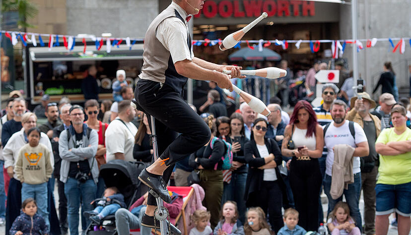 Beim Stra&szlig;enkunstfestival in der Heilbronner Innenstadt begeistert Herr Konrad alias Philipp Marth aus Hamburg sein Publikum mit Comedy und Jonglage auf dem Hochrad.