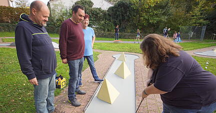 Mit dem richtigen Ball und Zielgenauigkeit auf dem Weg zum Loch. Der Verein Bahnengolf-Interessen-Gemeinschaft trainiert an den 18 Bahnen: Stephan Wei&szlig;er, Stefan Hempel, Klaudia K&ouml;rle und Angela Wei&szlig;er (von links).