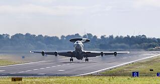 Die derzeitigen Awacs-Flugzeuge der Nato sollen ab 2035 ausgetauscht werden. (Archivbild)