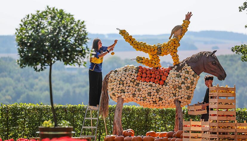 Im Schlosspark Lichtenwalde beginnt ein ungewöhnliches Festival. Im Schlosspark Lichtenwalde beginnt ein ungewöhnliches Festival.