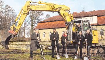 Spatenstich im Hofgut: Hausherr Ellard Ebbinghaus im Bagger, seine Frau Felicitas umrahmt von Vertretern der Stadt und der Gartenschau GmbH.Fotos: Peter Hohl