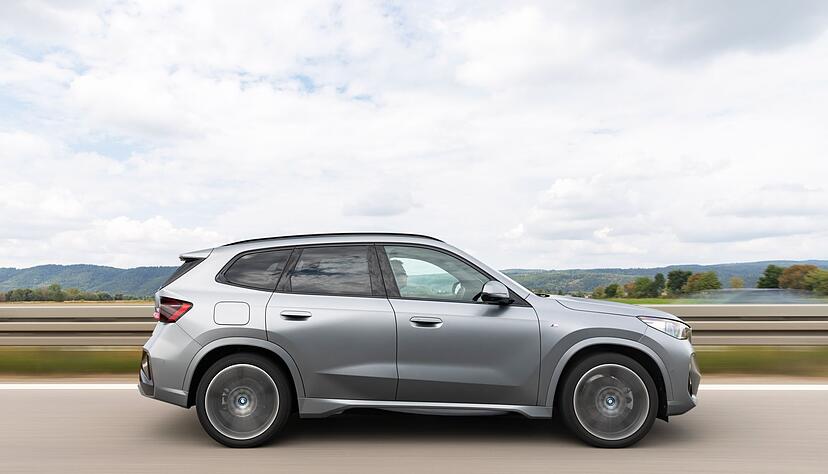 Der X1 hat zwei Zentimeter mehr Radstand und f&uuml;nf Zentimeter mehr L&auml;nge als sein Vorg&auml;nger. Von Sto&szlig;stange zu Sto&szlig;stange misst er nun 4,50 Meter und bietet 490 bis 1495 Liter Kofferraumvolumen.