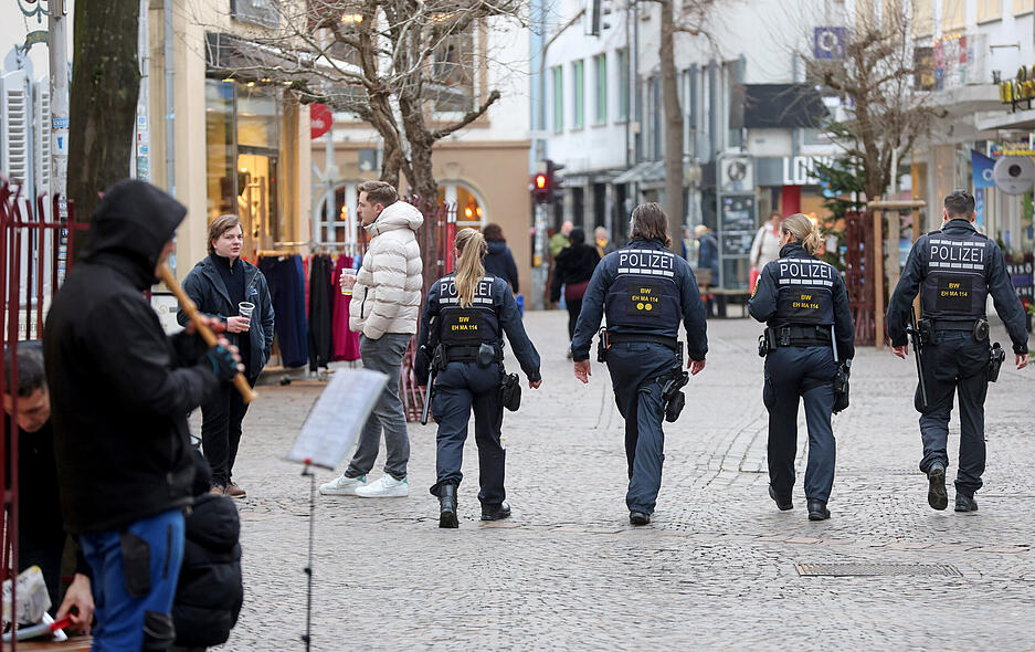 Auch die Polizei ist mit verstärkten Einsatzkräften vor Ort.