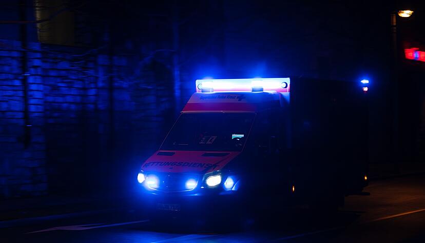 Noch am Unfallort erliegt der Mann seinen schweren Verletzungen. (Symbolbild)