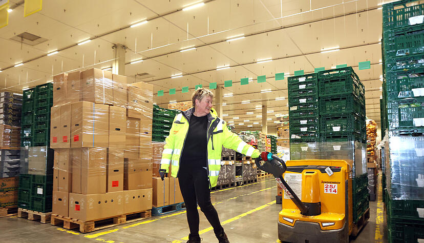 Fahrerin Annette Pajek belädt im Kaufland-Logistikzentrum Möckmühl ihren Lastwagen.