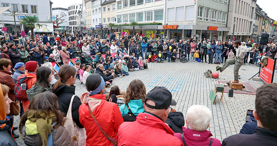 Auch Organisatorin Irina Guzina vom City Management freut sich, dass die Innenstadt voller Menschen ist.
