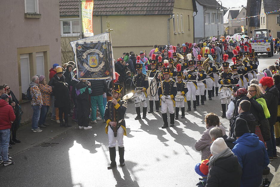Hinter dem Spielmannszug Zaberfeld, der traditionellerweise den Gaudiwurm anf&uuml;hrt, gab es Cowboys, Fu&szlig;baller, J&auml;ger oder neonfarbene Strichm&auml;nnchen.