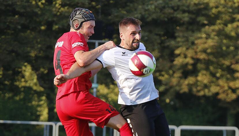 Zwei, die sich kennen, schätzen und garantiert nichts schenken werden: Türkspor-Spielertrainer Julian Grupp (links) und Hakan Kutlu, Schlüsselfigur im System des VfR Heilbronn. Zwei, die sich kennen, schätzen und garantiert nichts schenken werden: Türkspor-Spielertrainer Julian Grupp (links) und Hakan Kutlu, Schlüsselfigur im System des VfR Heilbronn.