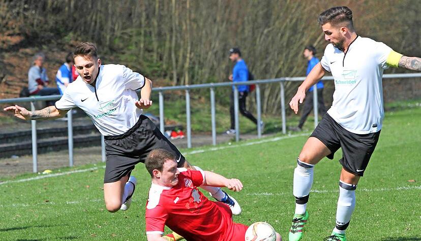 Der FSV Schwaigern − hier mit Peter Stäbe (Mitte) − besiegte Razvan-Stefan Miklos (links) und Sergio Cardia (SGM Frauenzimmern/Haberschlacht) 3:2. Foto: Bertok Der FSV Schwaigern − hier mit Peter Stäbe (Mitte) − besiegte Razvan-Stefan Miklos (links) und Sergio Cardia (SGM Frauenzimmern/Haberschlacht) 3:2. Foto: Bertok