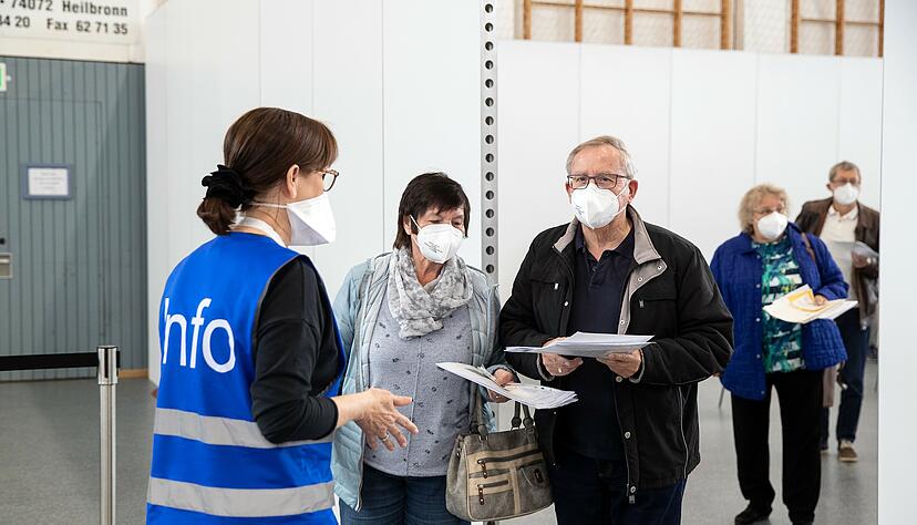 Wie geht es im Kreisimpfzentrum in der Heilbronner Stauwehrhalle weiter? Der Betrieb wurde jetzt bis mindestens 30. September verlängert.
Fotos: Archiv/Veigel Wie geht es im Kreisimpfzentrum in der Heilbronner Stauwehrhalle weiter? Der Betrieb wurde jetzt bis mindestens 30. September verlängert.
Fotos: Archiv/Veigel