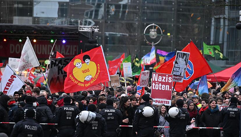 Mehr als 3.000 Menschen haben sich laut Polizei an den Protesten gegen H&ouml;cke in Dortmund beteiligt.