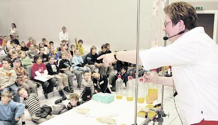 FH-Professorin Margot Papenheim-Ernst führt den Kindern vor, mit welchen Hilfsmitteln sich schwere Lasten kinderleicht heben lassen. (Foto: Andreas Veigel) FH-Professorin Margot Papenheim-Ernst führt den Kindern vor, mit welchen Hilfsmitteln sich schwere Lasten kinderleicht heben lassen. (Foto: Andreas Veigel)