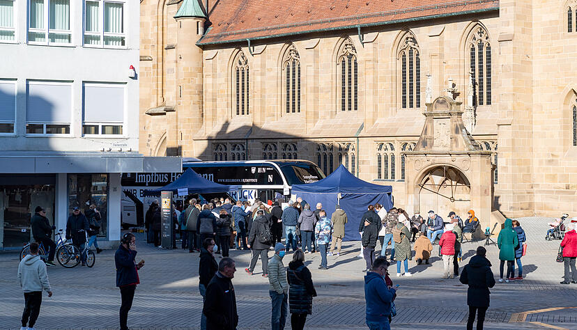 Auch am Dienstagmittag standen die Menschen vor dem Impfbus auf dem Heilbronner Kiliansplatz wieder Schlange. Foto: Mario Berger Auch am Dienstagmittag standen die Menschen vor dem Impfbus auf dem Heilbronner Kiliansplatz wieder Schlange. Foto: Mario Berger