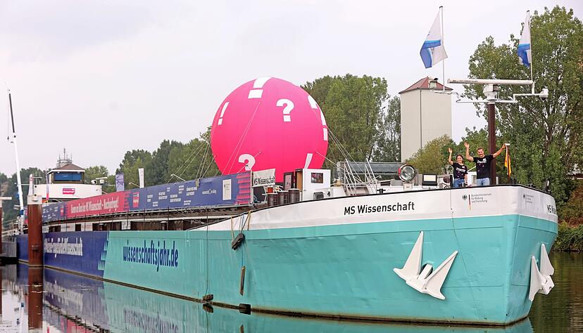 Seit Mai tourt die MS Wissenschaft durch ganz Deutschland. Aktuell liegt sie in Heilbronn vor Anker. Im umgebauten Lagerraum sind 32 Exponate ausgestellt. Auf dem Bug: Die Losten Lea Schreinemachers und Berthold B&ouml;ser.
Foto: Ralf Seidel