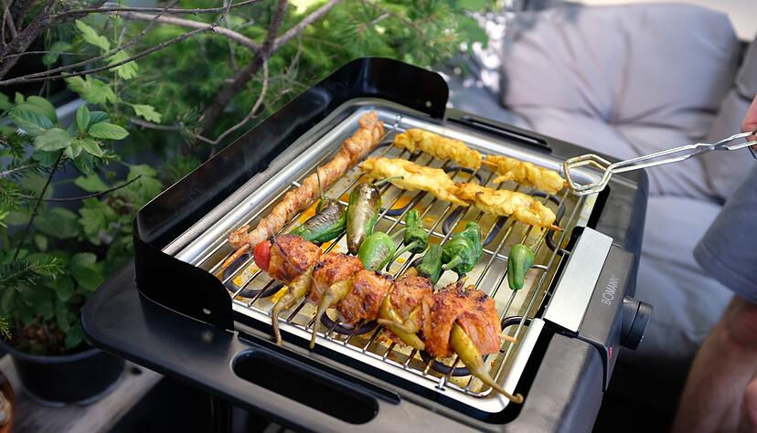 Gelegentlich mit Freunden grillen? Sowohl vom Geruch als auch von der Ger&auml;uschkulisse k&ouml;nnen sich Nachbarn gest&ouml;rt f&uuml;hlen. Dulden m&uuml;ssen sie es dennoch.