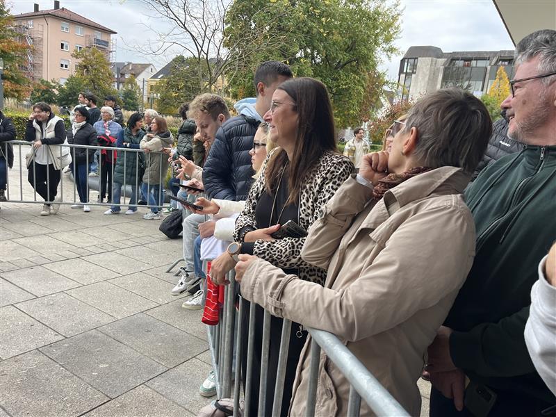 Immer mehr Fußball-Fans finden sich vor dem Parkhotel in Heilbronn ein, um die DFB-Elf in Empfang zu nehmen.