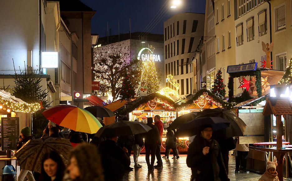 Dank Nieselregen am Eröffnungstag des Weihnachtsmarktes sind Regenschirme und Mützen für die ersten Besucher in Heilbronn essentiell. Dank Nieselregen am Eröffnungstag des Weihnachtsmarktes sind Regenschirme und Mützen für die ersten Besucher in Heilbronn essentiell.