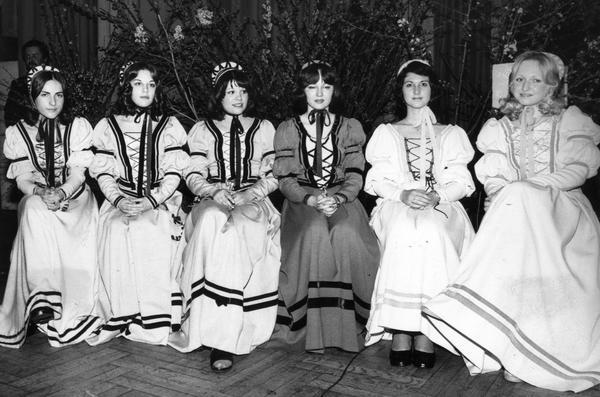 1976 - 1979. Rita Neubauer
Aus der Gruppe von sechs Bewerberinnen wird die 18j&auml;hrige Rita (3.v.li.) von der Jury gew&auml;hlt.