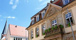 Alt und Neu liegen oft nur wenige Meter auseinander und liefern spannende Ansichten: so wie hier der historische und moderne Rathausbau.