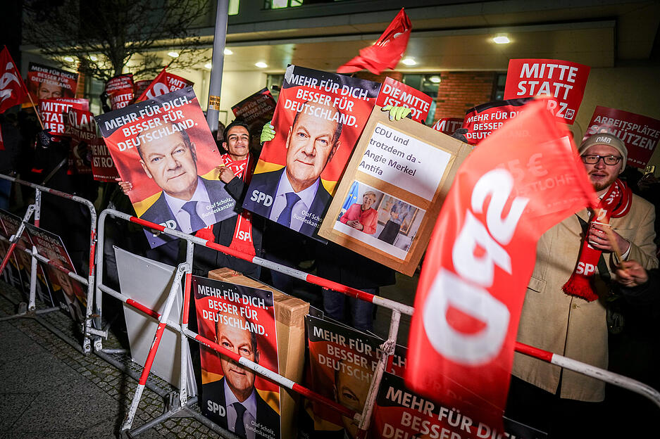 Auch Anhänger der SPD und des Bundeskanzlers Olaf Scholz (SPD) warten vor dem TV-Duell von ARD und ZDF am Studio auf den Kandidaten. Auch Anhänger der SPD und des Bundeskanzlers Olaf Scholz (SPD) warten vor dem TV-Duell von ARD und ZDF am Studio auf den Kandidaten.