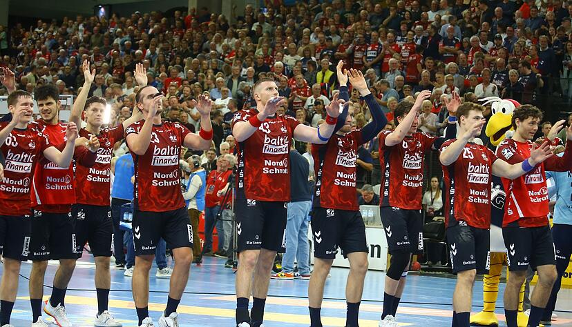 Die Flensburger Spieler bejubeln den Derby-Sieg.