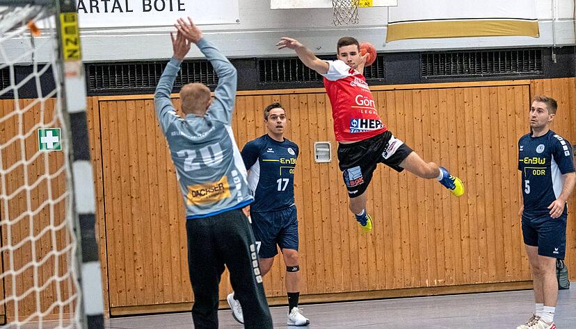 Felix Linder (2..v.r) steht wunderbar in der Luft, doch sein Wurf wird von Markus Hinkelmann im Langenauer Tor pariert.
 Foto: Christiana Kunz