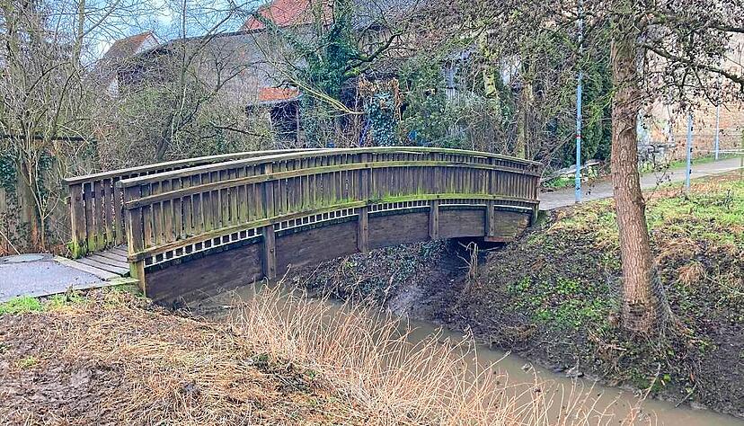Verwitterte Holzkonstruktion: Die Fu&szlig;g&auml;ngerbr&uuml;cke zwischen Adelshofer Stra&szlig;e und dem Festplatz ist morsch und muss erneuert werden.
Fotos: J&ouml;rg K&uuml;hl