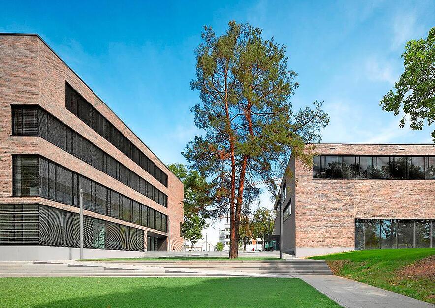 Architektur mit leichter Hand und ein Besinnen auf wertvolle Materialien: Bildungscampus 7 + 8 in Heilbronn.
Foto: Roland Halbe