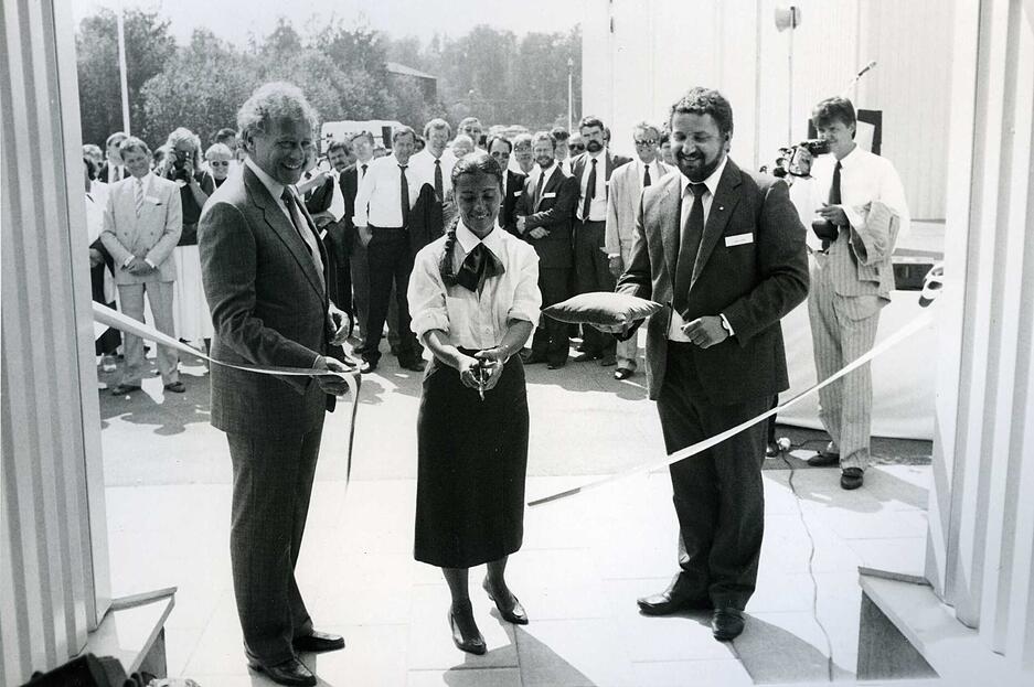 1988. Reinhold und Carmen Würth sowie Lars Lenne, Geschäftsführer der Würth Svenska, weihen feierlich das neue Gebäude ein. 1988. Reinhold und Carmen Würth sowie Lars Lenne, Geschäftsführer der Würth Svenska, weihen feierlich das neue Gebäude ein.