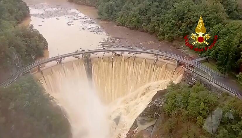 Das Standbild aus einem Video der italienischen Feuerwehr zeigt den Fluss Valla.