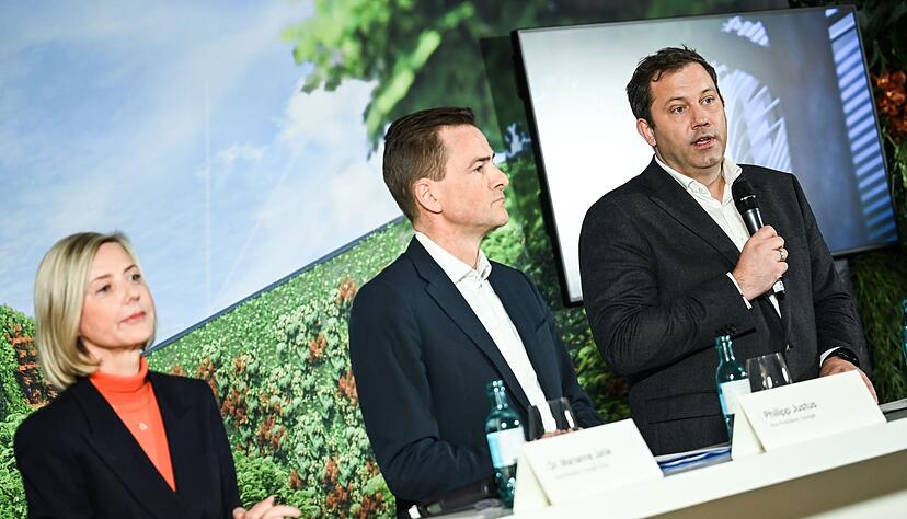 Das Google-Management hat im Beisein von Finanzminister Lars Klinbeil (r) die Pl&auml;ne verk&uuml;ndet.