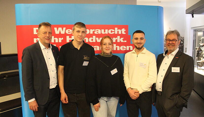 Hauptgesch&auml;ftsf&uuml;hrer der Handwerkskammer Ralf Schn&ouml;rr (links) und Pr&auml;sident Ralf Rothenburger (rechts) mit den Geehrten Markus Kellermann, Alisa Kasten und Erald Almeta (von links).