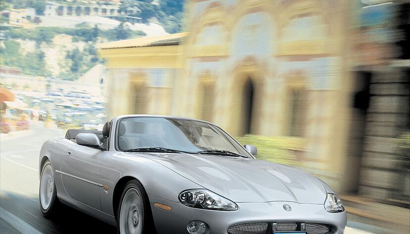 Als besonders elegantes, britisches Coup&eacute; und Cabrio verkaufte Jaguar ab 1996 den XK8.