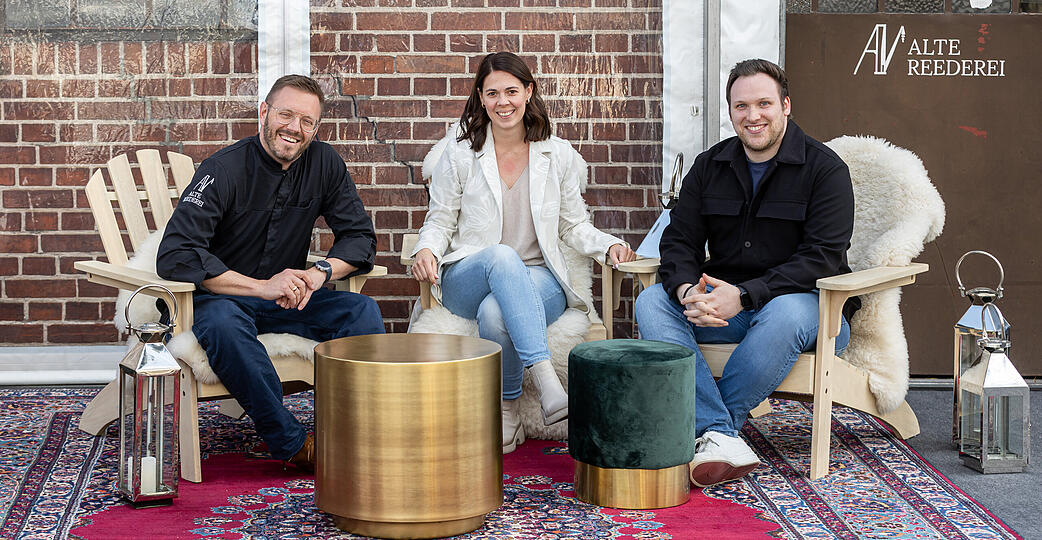 Vorbereitung f&uuml;r die K&uuml;chenparty in der Alten Reederei l&auml;uft (von links): Fabian Lidak, Stephanie Singer und Leon Schulte.