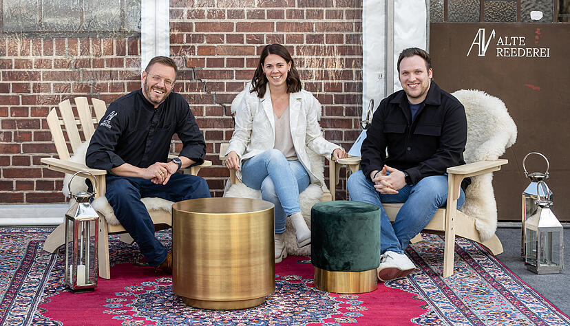 Vorbereitung f&uuml;r die K&uuml;chenparty in der Alten Reederei l&auml;uft (von links): Fabian Lidak, Stephanie Singer und Leon Schulte.