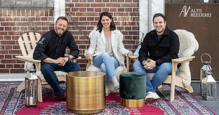 Vorbereitung f&uuml;r die K&uuml;chenparty in der Alten Reederei l&auml;uft (von links): Fabian Lidak, Stephanie Singer und Leon Schulte.