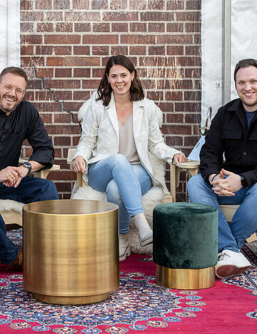 Vorbereitung f&uuml;r die K&uuml;chenparty in der Alten Reederei l&auml;uft (von links): Fabian Lidak, Stephanie Singer und Leon Schulte.