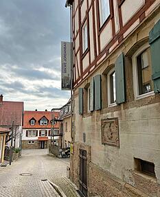 Im Eppinger Jordanbad findet sich eine der am besten erhaltene Mikwen Süddeutschlands. Der Hochzeitsstein zeugt vom Stolz der Gemeinde.