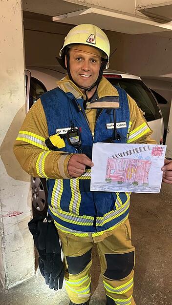 Nach einem Einsatz bekam die Feuerwehr ein selbst gemaltes Bild von einem Kind geschenkt.