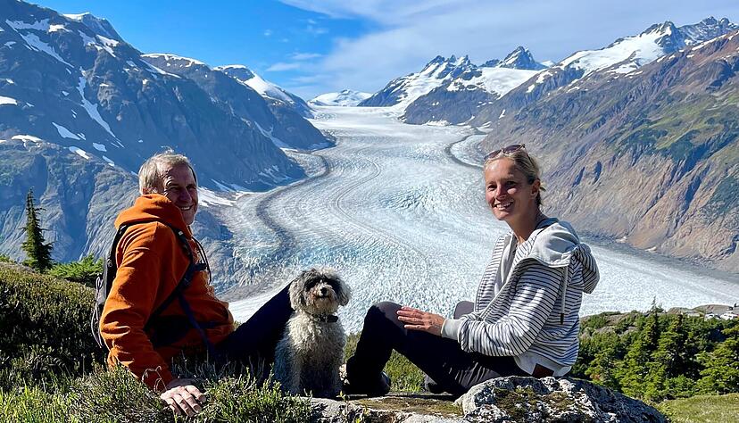 Julia (46) und Walter Stein (68) bereisten einen Großteil von Europa, Nordamerika, Kanada und Zentralamerika. Mit dabei: ihre Hündin Wilma.