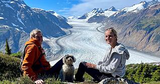 Julia (46) und Walter Stein (68) bereisten einen Großteil von Europa, Nordamerika, Kanada und Zentralamerika. Mit dabei: ihre Hündin Wilma.